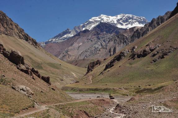 O vale do rio Horcones com o Aconcágua ao fundo, na nossa caminhada de despedida no parque, na região de Mendoza, oeste da Argentina